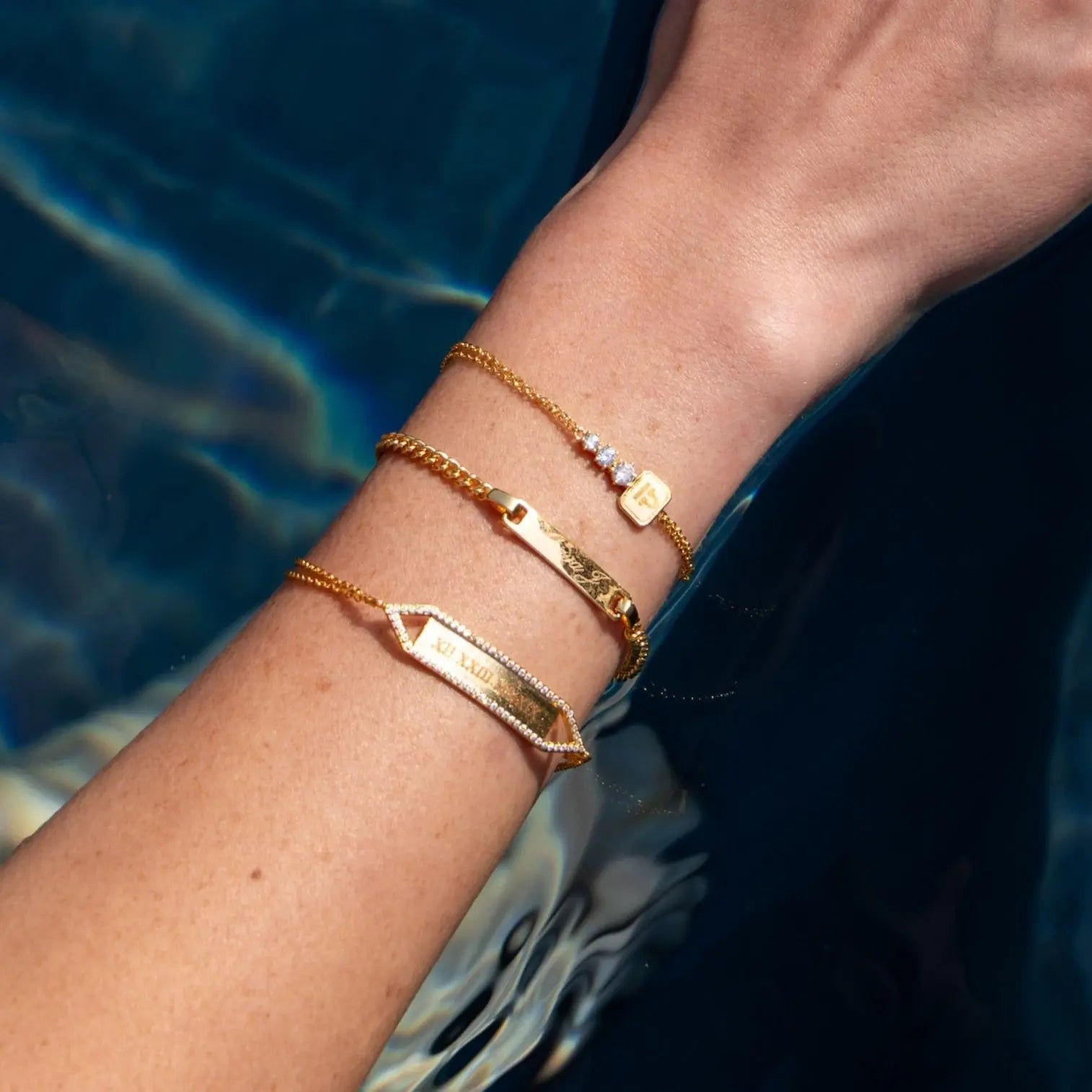 Victoria Custom Engraved Bar Bracelet